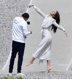 13693622-7047303-Picture_perfect_Leonardo_Dicaprio_44_showcased_the_lengths_he_wo-m-218_1558297540171.jpg