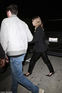 13694938-7047391-Legging_it_The_35_year_old_reality_TV_hunk_was_joined_out_by_his-a-1_1558304996853.jpg