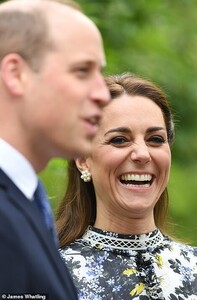 13727058-7050041-Grinning_Kate_looked_stunning_in_an_Erdem_frock_as_she_joined_fe-m-95_1558382565492.jpg