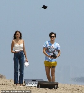 13731558-7050933-Casual_Kaia_who_is_the_daughter_of_supermodel_Cindy_Crawford_was-a-172_1558382967646.jpg