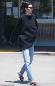 13747752-7052305-Casual_chic_Jenner_kept_things_casual_on_Monday_rocking_a_pair_o-m-74_1558414994464.jpg
