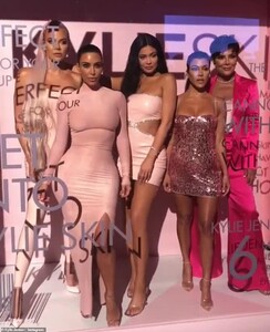 13797120-7056983-Quintet_The_21_year_old_cosmetics_icon_was_joined_by_her_half_si-a-36_1558512061825.jpg