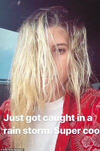 13836632-7060581-Caught_up_Sofia_took_to_Instagram_Stories_when_she_returned_to_h-m-71_1558566158183.jpg