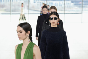 1384386487_ToryBurchFallWinter2019FashionShowRunwayxLvM4z2SLWAx.thumb.jpg.2171c620e1b71ba9844ad2b5a5e8576f.jpg