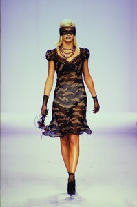 1385867460_anna-sui-ss-1995(13).thumb.jpg.6035c3489c4617f0a8fd315b4f63f73c.jpg