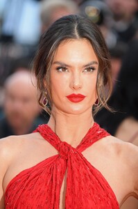 Alessandra Ambrosio - Sayfa 3 1385898969_1149296280LesMiserablesRedCarpet-The72ndAnnualCannesFilmFestival.thumb.jpg.b507a22a6602229ba426e6e54cb7be81