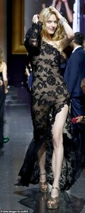 13885806-7064823-Revealing_Martha_Hunt_30_put_her_perfect_features_on_display_in_-a-11_1558712561546.jpg