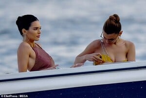 13957984-7070717-Touch_up_Bella_took_her_lipstick_out_of_her_bag_to_re_apply_some-m-195_1558820787796.jpg