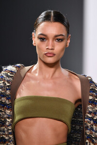 1396807441_LaquanSmithRunwayFebruary2019NewYork3xPrm5v8GEBx.thumb.jpg.0ca4a7ed14c5b4aae71febea27be85ac.jpg
