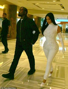 13981096-7072611-What_a_night_Kim_Kardashian_was_seen_walking_hand_in_hand_with_h-a-2_1558987617999.thumb.jpg.9919bea91a65aba589d93a89135a889c.jpg