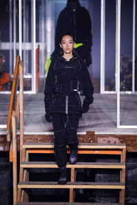140536321_JohnElliottRunwayFebruary2019NewYorkAAHP9y9q5Xcx.thumb.jpg.04586da0cf792b10186579c4a4ff15d9.jpg