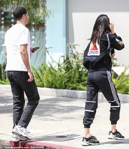 14077412-7080373-Sporty_casual_She_was_seen_talking_on_her_cell_phone_as_she_head-a-4_1559100060035.jpg