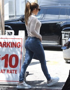 14110276-7083459-She_works_out_Jennifer_showcased_her_enviable_curves_while_weari-m-40_1559153170727.jpg