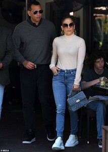 14110280-7083459-Keeping_it_small_and_simple_A_People_source_revealed_on_Wednesda-m-33_1559151655315.jpg