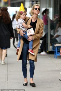 14119496-0-Super_mom_Eventually_getting_tired_Nicky_had_to_pick_up_her_chil-m-41_1559164509384.jpg