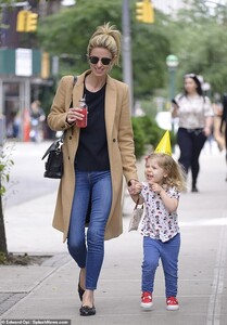 14119498-7084339-Happy_baby_Stopping_at_a_juice_shop_the_mother_of_two_bought_a_b-a-96_1559167074078.jpg