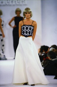 1412653906_carolina-herrera-ss-1996(1).thumb.jpg.0655c5e9b40dfa05b32e5a7db5669ad1.jpg