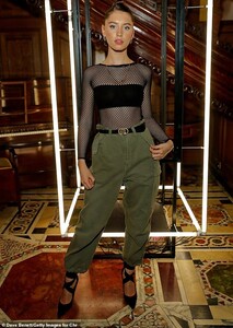 14126778-7084789-Edgy_Iris_Law_looked_stunning_in_a_sleeveless_khaki_suit_as_she_-m-75_1559178472890.jpg