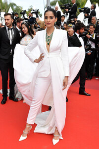 Sonam+Kapoor+Once+Upon+Time+Hollywood+Red+eQdxnBqdUd5x.jpg