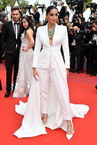 Sonam+Kapoor+Once+Upon+Time+Hollywood+Red+jYqOtmkg6Enx.jpg