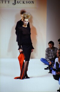 1460204834_betty-jackson-fw-1997(9).thumb.jpg.e4978a4b87ad339bc63435d0e39776f8.jpg