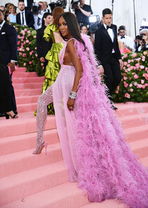 Naomi+Campbell+2019+Met+Gala+Celebrating+Camp+7dAL0iExIjGx.jpg