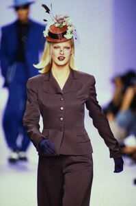 1466733518_anna-sui-ss-1995(16).thumb.jpg.5045fb42e11a30acf3be82b91332cff6.jpg