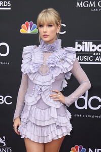 Taylor Swift attends the 2019 Billboard Music Awards at MGM Grand Garden Arena on May 01, 2019 in Las Vegas, Nevada. 3.jpg