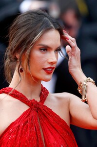 Alessandra Ambrosio - Sayfa 3 1478835484_1149312350LesMiserablesRedCarpet-The72ndAnnualCannesFilmFestival.thumb.jpg.ee848902fede8f2bf4955fbdffd399a1