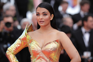 1483722309_AishwaryaRaiHiddenLifeUneVieCacheRedvEeTwErvCG0x.thumb.jpg.5a4c1e94ce5fc18b0c82460e7c43519a.jpg