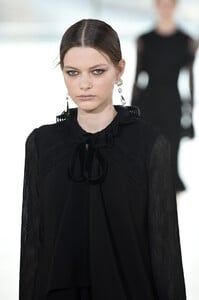 1490291317_ToryBurchFallWinter2019FashionShowRunwayO4_BANe8Z85x.thumb.jpg.1db492744dddbf4217cdb5d02d6d3b63.jpg