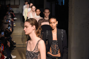 1500867543_DionLeeRunwayFebruary2019NewYorkFashion7VfCvpsOeY-x.thumb.jpg.5f748a493416b36c87d105ffe9b6e576.jpg