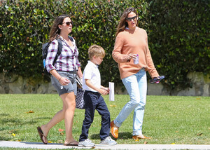Jennifer+Garner+out+and+about+Razd3f4x9ACx.jpg