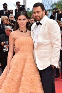 [bcc73ef2447040e49fb116fdf63165ab] Once Upon A Time In Hollywood - Red Carpet - LH.jpg