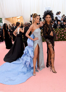 Joan+Smalls+2019+Met+Gala+Celebrating+Camp+NR9_N-bGgbox.jpg