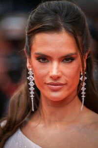 Alessandra Ambrosio - Sayfa 3 1534097234_ale150519BZNimage110.thumb.jpg.bbfd1486aa3f0e745dea48e4041b09ac