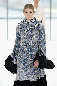1535488378_ToryBurchFallWinter2019FashionShowRunwayFmZzzo8tuONx.thumb.jpg.61c839ece8365396082856d3da132491.jpg