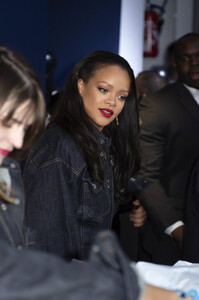 Rihanna+Surprises+Fans+Opening+FENTY+Pop+Up+gUO3XNvNpEzx.jpg