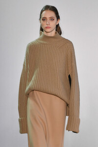 1551296521_NoonNoorRunwayFebruary2019NewYorkFashionZdpR77YmlJQx.thumb.jpg.5b6446448b0a24693f56eefa7a37805a.jpg
