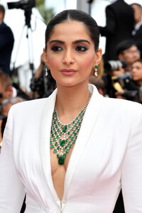 Sonam+Kapoor+Once+Upon+Time+Hollywood+Red+K_xoAbyhiqdx.jpg