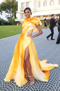 1558653628215_jasmine-tookes-amfar-2019.thumb.jpg.55d85a2a1ca39a6b420c6d00d02b5875.jpg