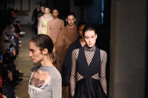 1558823933_DionLeeRunwayFebruary2019NewYorkFashionkHnC4sc25AWx.thumb.jpg.dec14fb512e5180337ee7bd1fca8df58.jpg