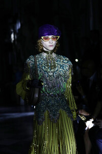 156320950_GucciCruise2020RunwayqrHJmMXjw3Qx.thumb.jpg.72857290ea708a8b090e0c14e21083c1.jpg