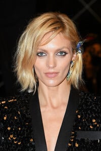 Anja+Rubik+Lux+Aeterna+Red+Carpet+72nd+Annual+DGnk_4JgwOXx.jpg