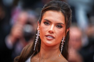 Alessandra Ambrosio - Sayfa 3 1576688680_ale150519BZNimage102.thumb.jpg.53a275601976601bc3d4668af4c212cc