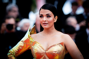 1582967925_AishwaryaRaiColourAlternativeView72ndvkQkgsD7FE_x.thumb.jpg.60c3c0069b409de61a2b2338c1c420a0.jpg