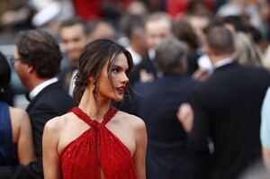 Alessandra Ambrosio - Sayfa 3 1587677260_1149316407LesMiserablesRedCarpet-The72ndAnnualCannesFilmFestival.thumb.jpg.2dbe9e12410feb55bb21321383d9b277