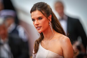 Alessandra Ambrosio - Sayfa 3 1591958564_ale150519BZNimage108.thumb.jpg.83c59dc235964248b7f8450633fe46ab