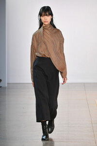 1600317554_NoonNoorRunwayFebruary2019NewYorkFashionT_4D2SNBMUmx.thumb.jpg.648116cc327328a356ec08207ddf6a6b.jpg