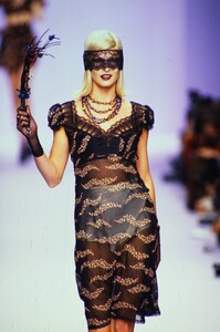 1604559615_anna-sui-ss-1995(3).thumb.jpg.03245164f0cb36ec68353dd7fe499a50.jpg